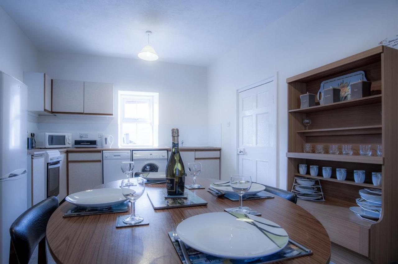 Dragons Den - 2 Bedroom Apartment - Тенби Екстериор снимка