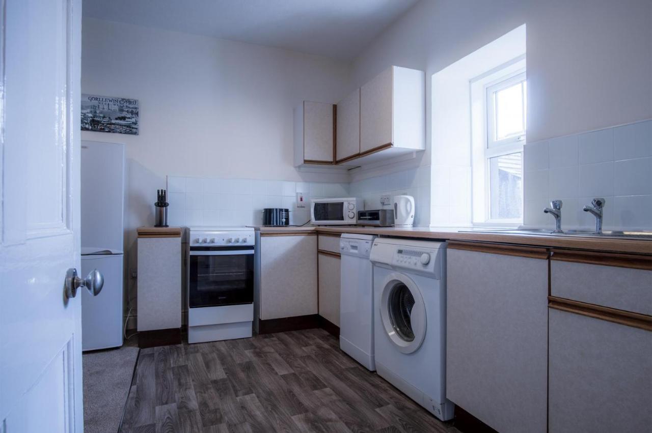 Dragons Den - 2 Bedroom Apartment - Тенби Екстериор снимка